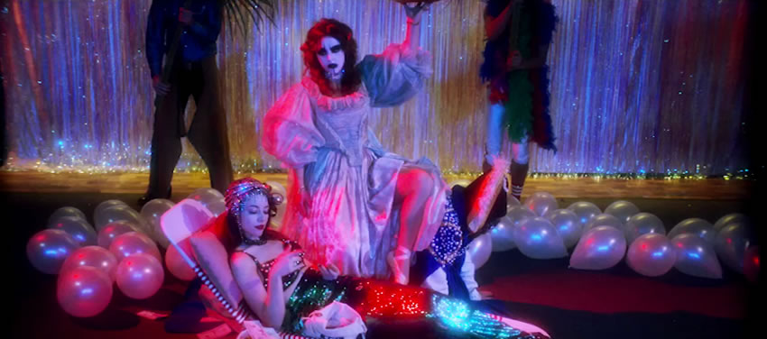 GRIMES COMPARTE VIDEO PARA NUEVO SENCILLO 'CALIFORNIA' en MUSICA.  Chicas Rockeras!