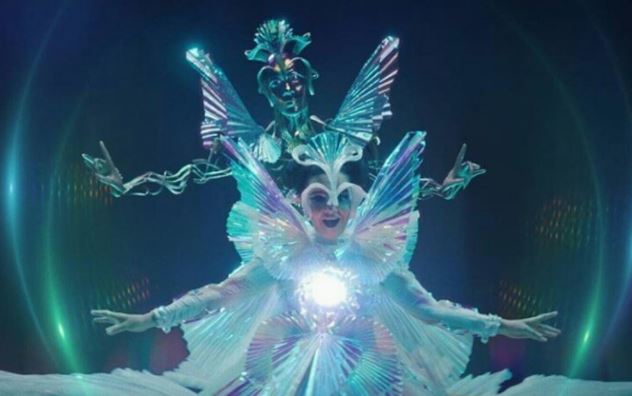 El impresionante vestido del nuevo video de Björk en MODA Y BELLEZA.  Chicas Rockeras!