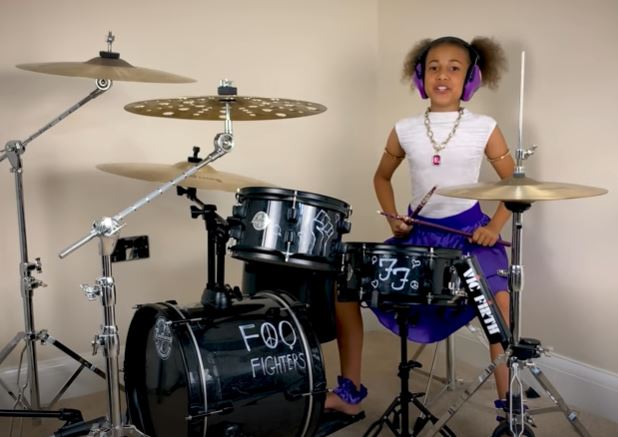 Dave Grohl escribe canción a la niña NANDI BUSHELL como parte de un desafio en MUSICA.  Chicas Rockeras!
