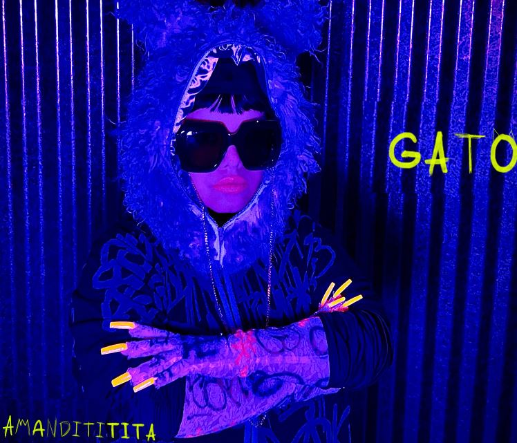 AMANDITITITA regresa con su nuevo sencillo  GATO en MUSICA.  Chicas Rockeras!