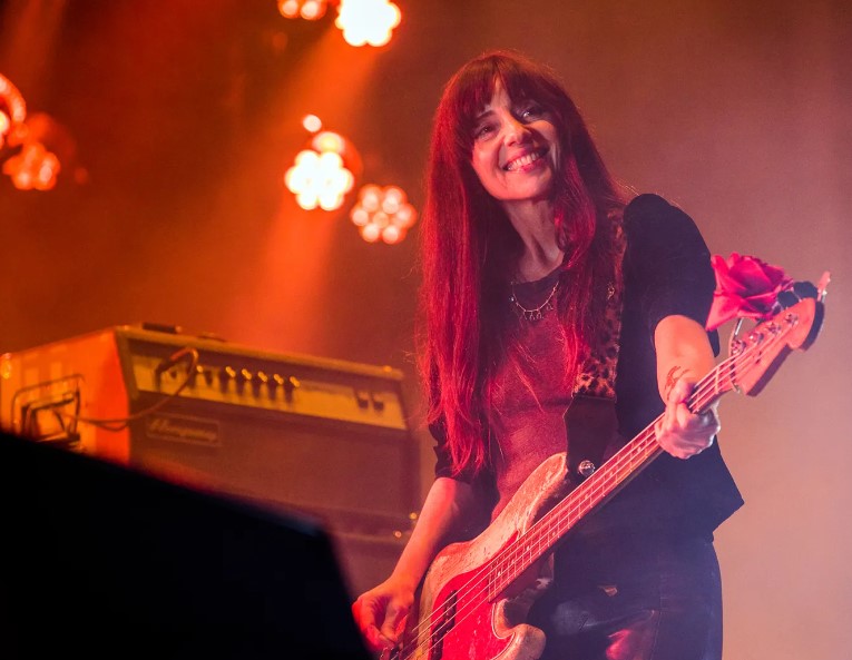 La bajista Paz Lenchantin deja Pixies tras 10 años en MUSICA.  Chicas Rockeras!