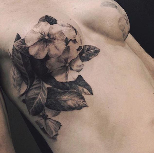 TATUAJES PARA CUBRIR CICATRICES POR CÁNCER DE MAMA - Estas mujeres convirtieron las cicatrices dejadas por el cáncer de mama en  hermosos dibujos grabados en la piel que las acompañarán para siempre.<br><br>Recuerda que la detección oportuna del cáncer de mamá puede cambiar tu vida. No olvides autoexplorarte y ver al especialista.