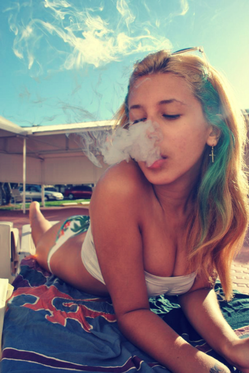 STONER GIRLS y datos de la mariguana que debes conocer: Marihuana, mariguana o marijuana