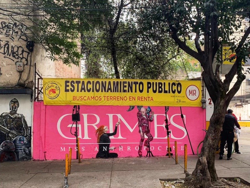 GRIMES EXHIBE UN MURAL DE MISS ANTHROPOCENE  EN LA CDMX