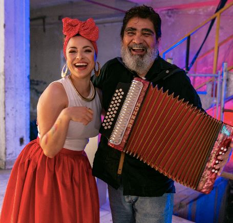 LEIDEN  reaviva el recuerdo de CELSO PIÑA con 'CUMBIA DE LUNA ROJA'