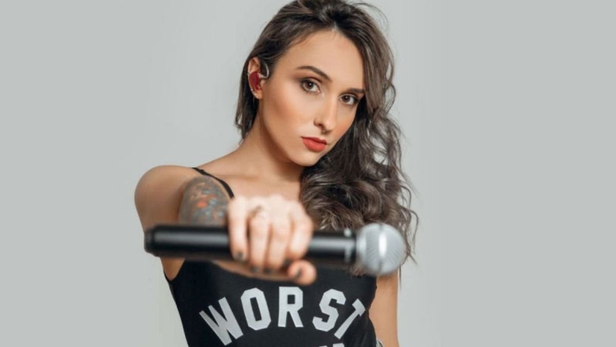 Mylena Mônaco es vocalista, guitarrista y fundadora de la banda de metal Sinaya. Con su banda, ha re...