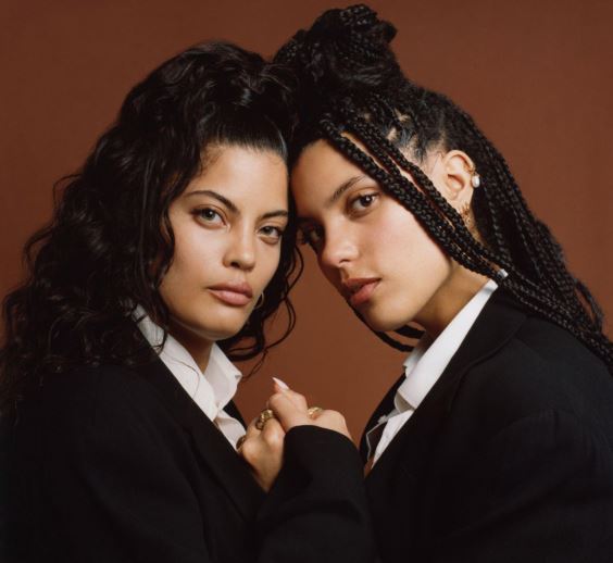 Las gemelas francesas-afrocubanas, Lisa-Kaindé y Naomi Díaz, conocidas por el mundo como Ibeyi, regr...