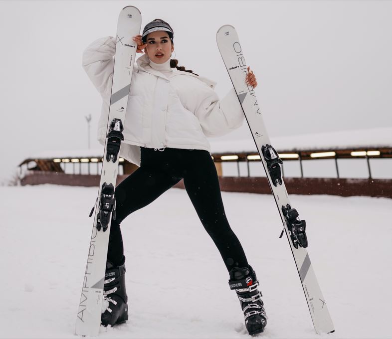 Moda sobre esquís: Lucir un atuendo estiloso en la nieve sí es posible.