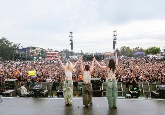 Las hermanas Villarreal pisaron nuevamente el escenario del Vive Latino, esta vez mostrandose más co...